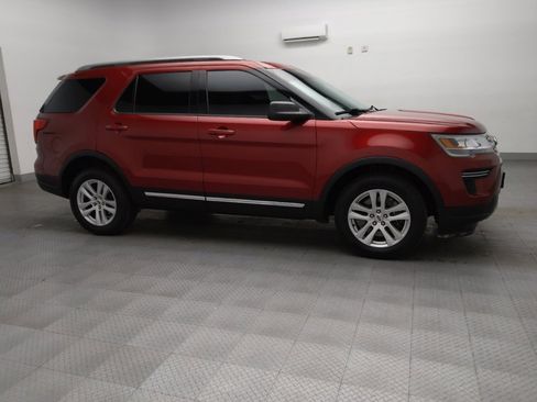 Used 2018 Ford Explorer XLT image 11