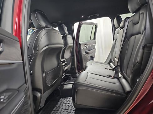 Used 2025 Jeep Grand Cherokee Limited image 17