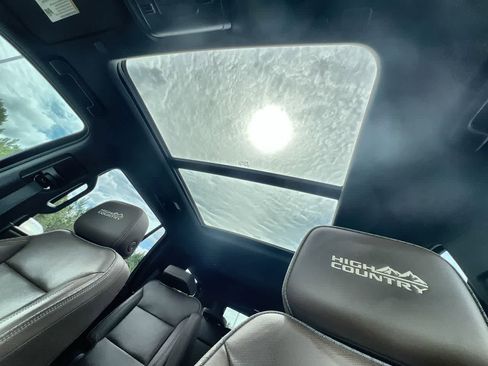 Used 2021 Chevrolet Tahoe High Country w/ Premium Package image 19