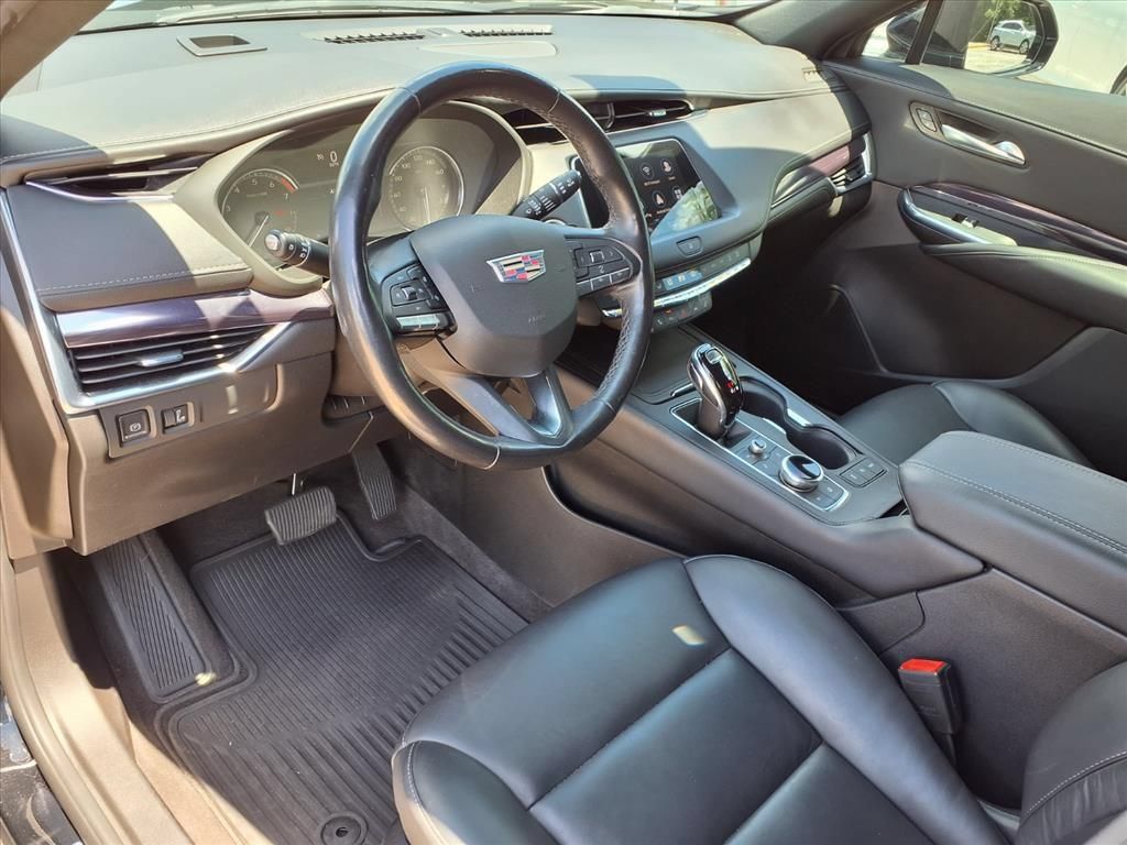 Used 2023 Cadillac XT4 Luxury w/ Cold Weather Package FWD image 18