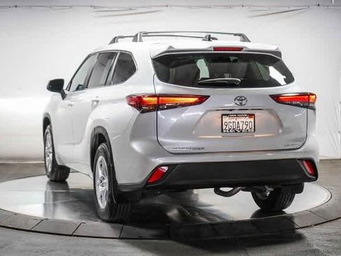 Certified 2023 Toyota Highlander LE image 3