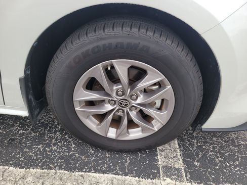 Used 2024 Toyota Sienna XLE w/ XLE Plus Package FWD image 9