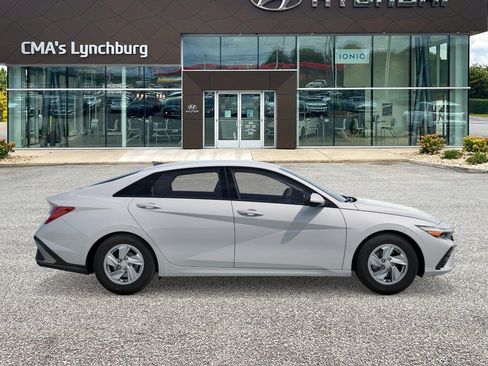 New 2026 Hyundai Elantra SE FWD image 7
