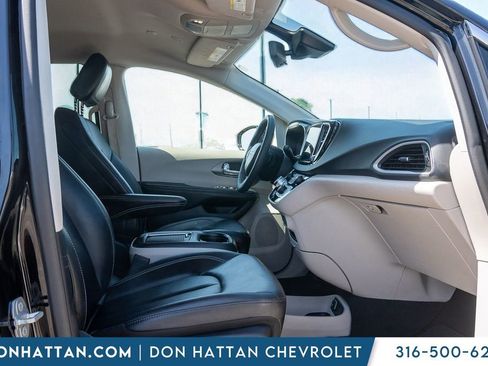 Used 2024 Chrysler Pacifica Touring-L FWD image 20