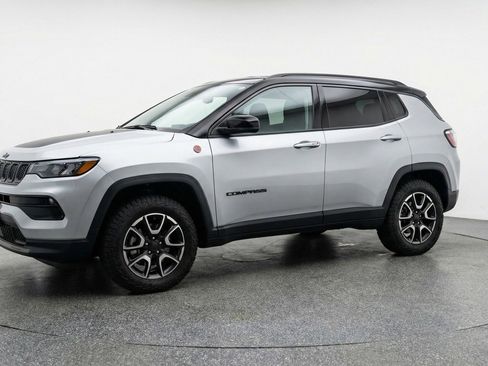 Used 2025 Jeep Compass Trailhawk AWD/4WD image 3