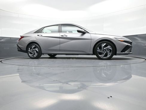 Certified 2025 Hyundai Elantra SEL image 28