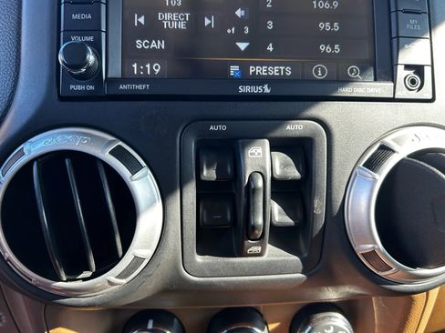 Used 2014 Jeep Wrangler Unlimited Sahara image 22