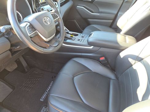 Used 2024 Toyota Highlander XLE image 9