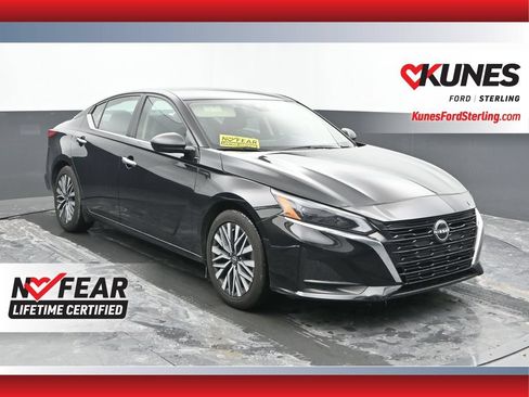 Used 2024 Nissan Altima 2.5 SV FWD image 1
