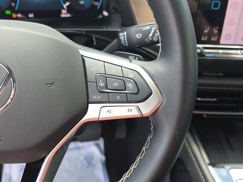 Used 2025 Volkswagen Atlas SE FWD image 17
