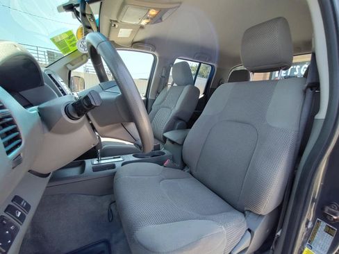 Used 2013 Nissan Frontier SV w/ SV Value Truck Pkg AWD/4WD image 17