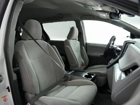 Used 2018 Toyota Sienna LE image 51