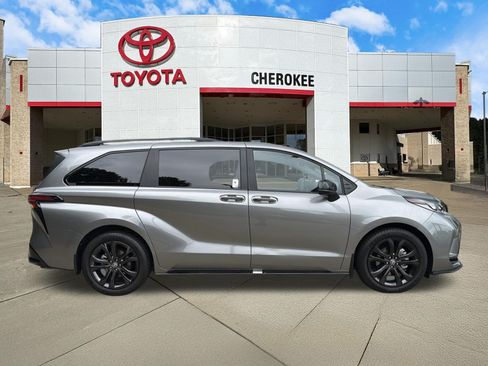 Used 2026 Toyota Sienna XSE FWD image 4