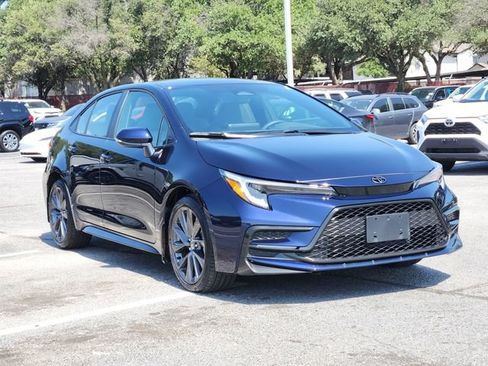Used 2026 Toyota Corolla SE FWD image 2