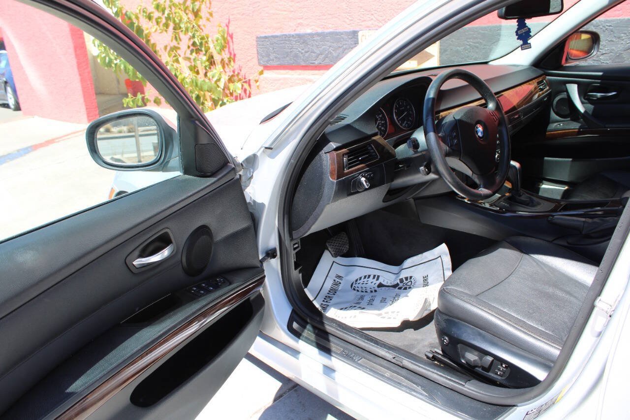 Used 2011 BMW 335i xDrive Sedan AWD/4WD image 9
