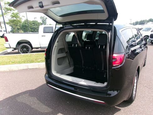 Certified 2024 Chrysler Pacifica Touring-L FWD image 17