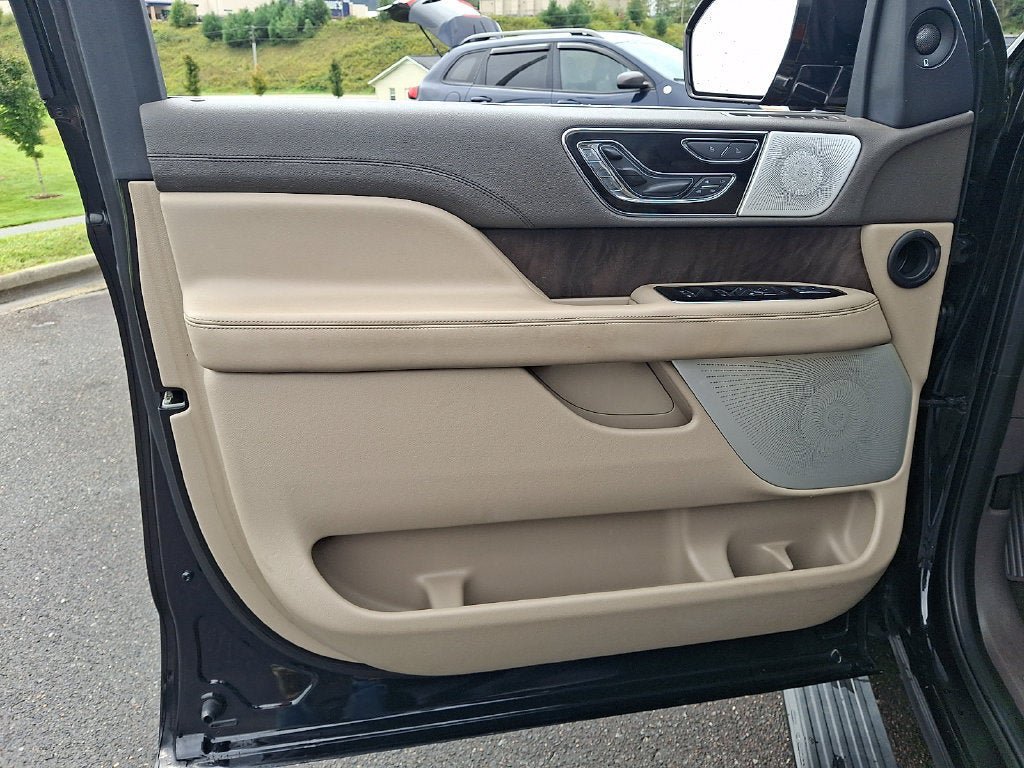 Used 2022 Lincoln Navigator L Reserve AWD/4WD image 12