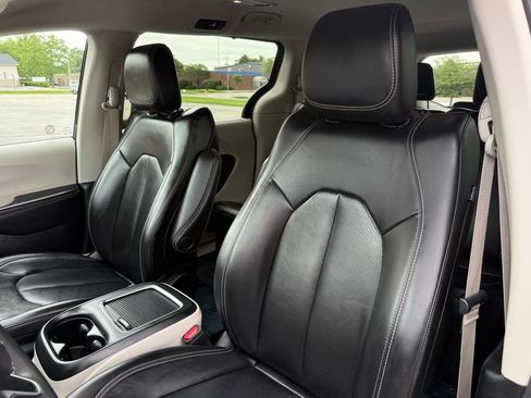 Used 2023 Chrysler Pacifica Touring-L FWD image 11