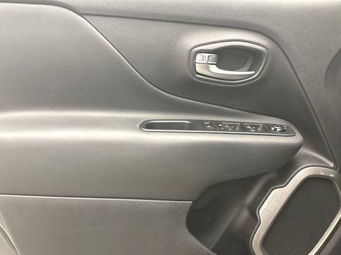 Used 2022 Jeep Renegade Latitude w/ Convenience Group image 9