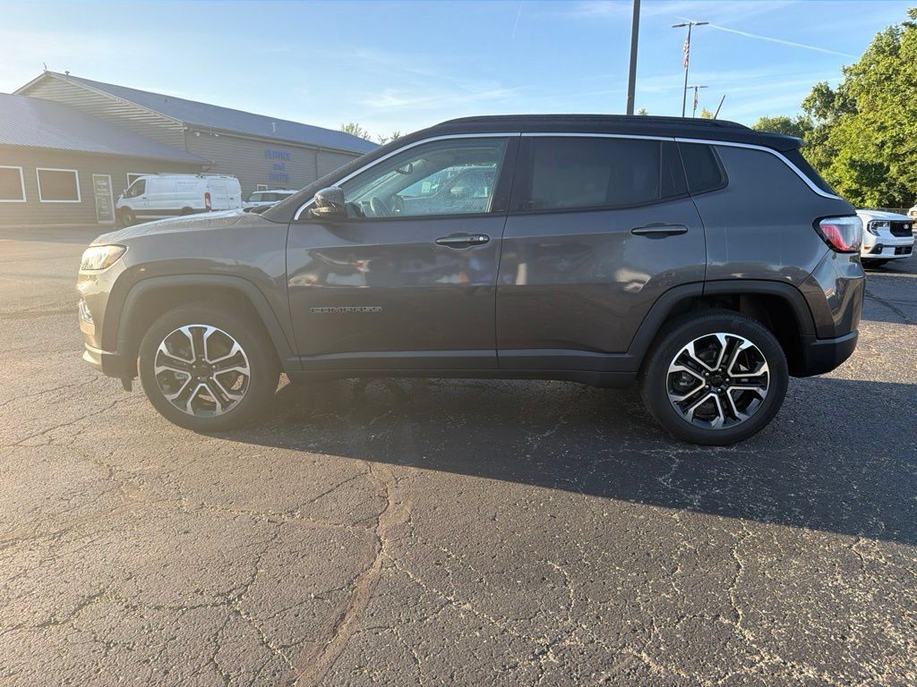 Used 2022 Jeep Compass Limited w/ Sun and Sound Group AWD/4WD image 3