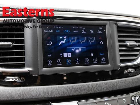 Used 2019 Chrysler Pacifica Touring-L FWD image 18