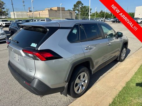 Used 2022 Toyota RAV4 LE AWD/4WD image 4
