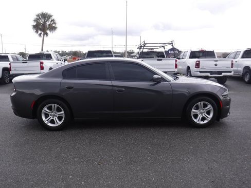 Used 2019 Dodge Charger SXT image 3