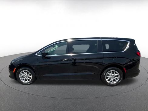 Used 2024 Chrysler Voyager LX FWD image 9