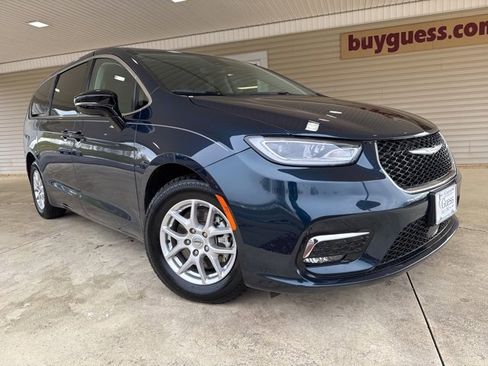 Used 2024 Chrysler Pacifica Touring-L image 2