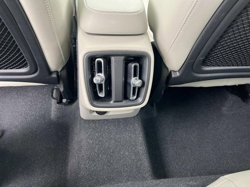 Used 2023 Volvo XC40 B5 Plus image 17