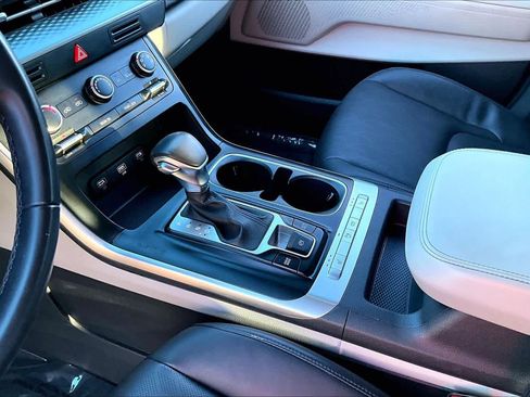 Used 2024 Kia Carnival LX image 15