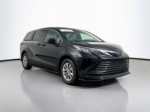 Certified 2026 Toyota Sienna LE FWD image 1