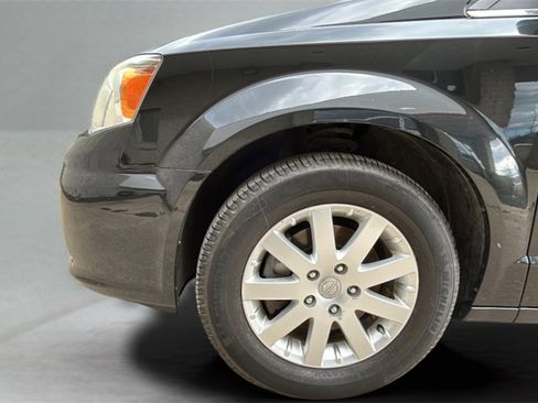 Used 2014 Chrysler Town & Country Touring image 9