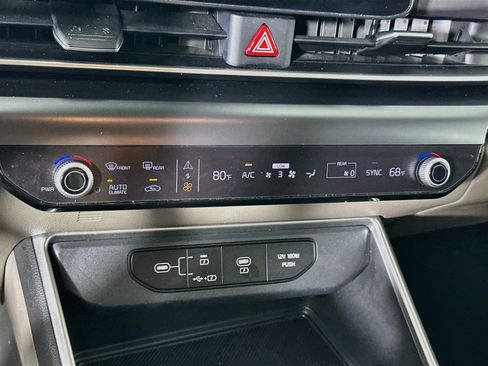 Used 2025 Kia Carnival FWD image 24