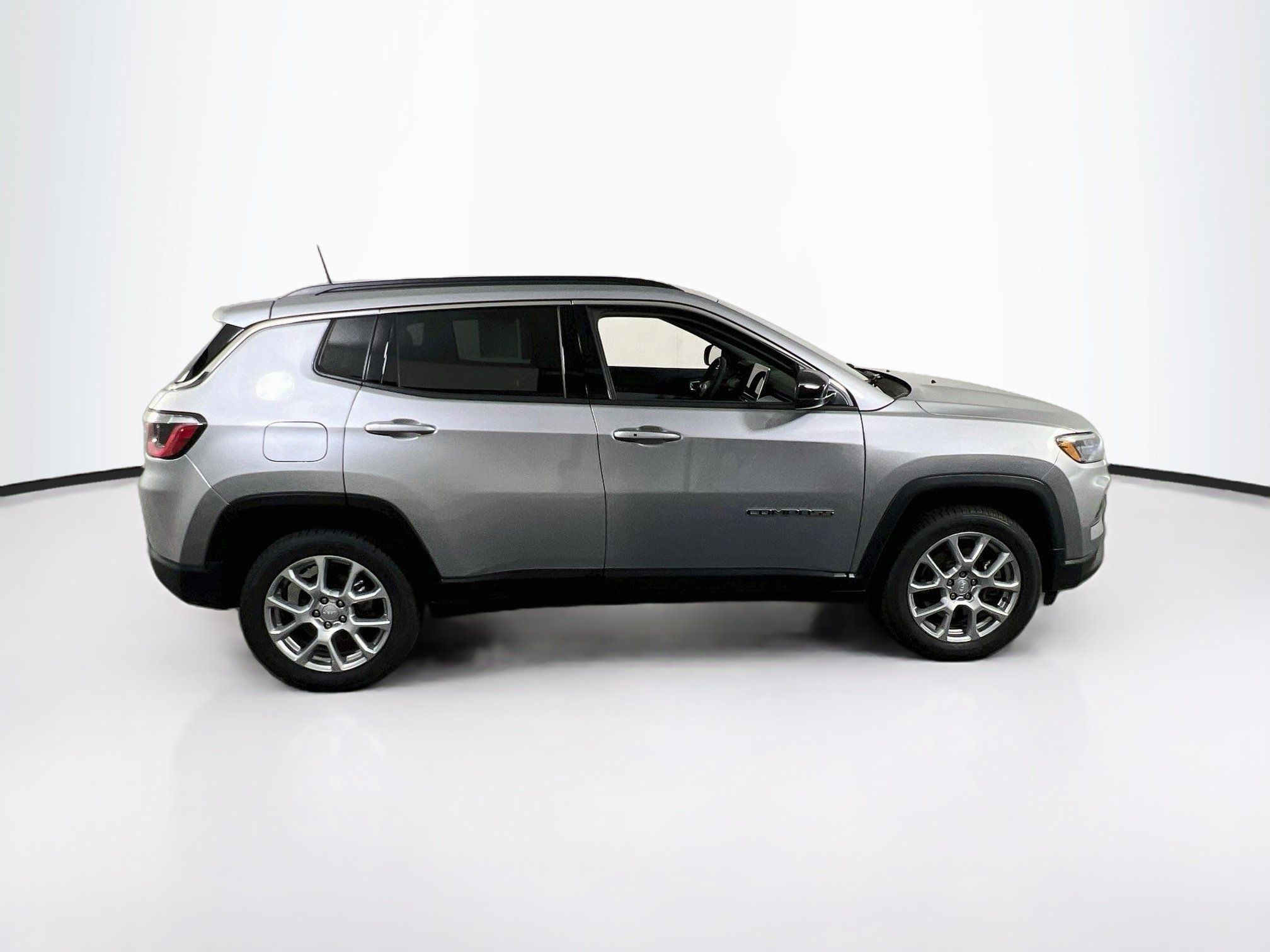 Used 2024 Jeep Compass Latitude w/ Sun and Sound Group AWD/4WD image 4