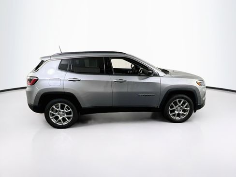 Used 2024 Jeep Compass Latitude w/ Sun and Sound Group AWD/4WD image 4
