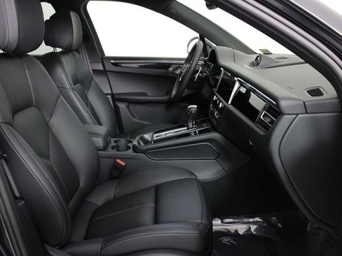 Certified 2025 Porsche Macan AWD/4WD image 31