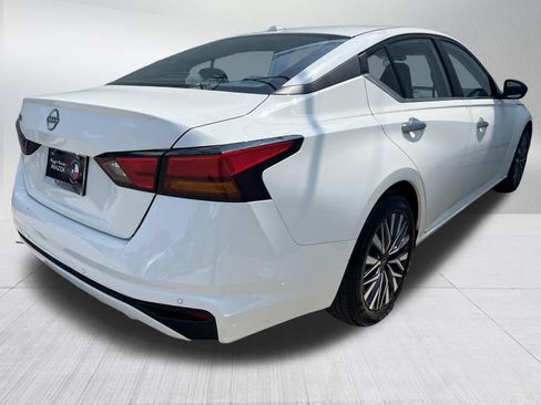 Used 2025 Nissan Altima 2.5 SV FWD image 9
