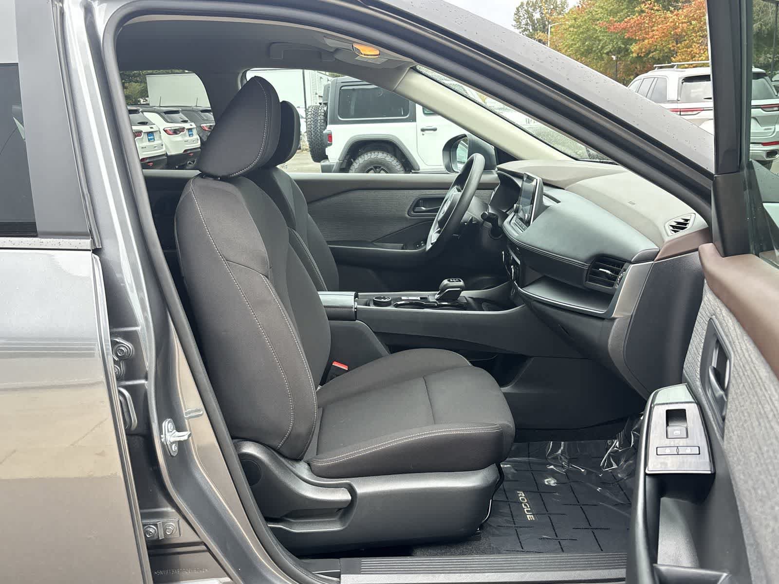 Used 2023 Nissan Rogue S AWD/4WD image 9
