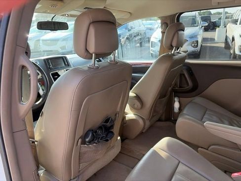 Used 2015 Chrysler Town & Country Touring FWD image 23