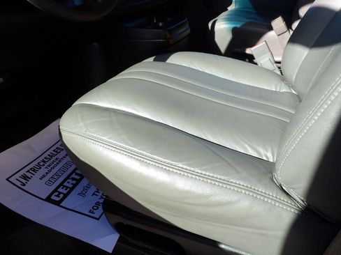 Used 2017 GMC Savana 3500 Extended image 18