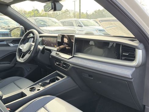 New 2026 Volkswagen Tiguan SE R-Line FWD image 21