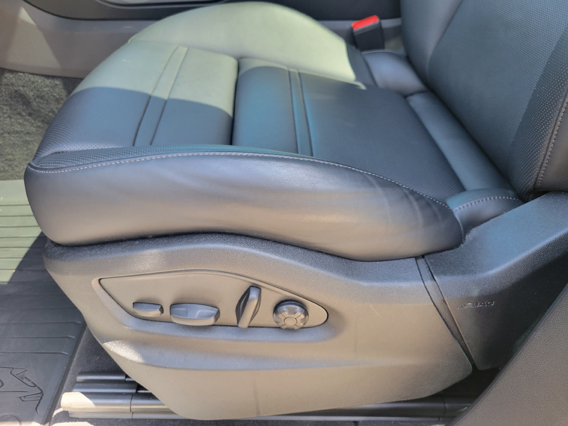 Certified 2026 Porsche Cayenne Coupe AWD/4WD image 24