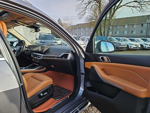 Used 2023 BMW X7 xDrive40i w/ Parking Assistance Package image 9