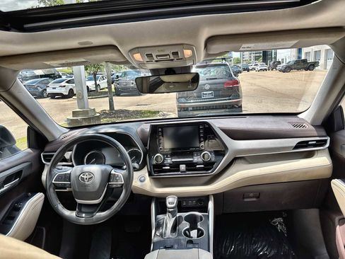 Used 2022 Toyota Highlander XLE FWD image 20