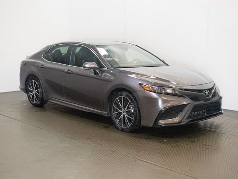 Used 2023 Toyota Camry SE w/ Cold Weather Package FWD image 1