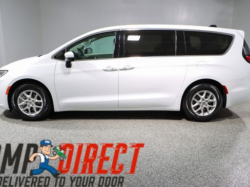 Used 2023 Chrysler Pacifica Touring-L image 10