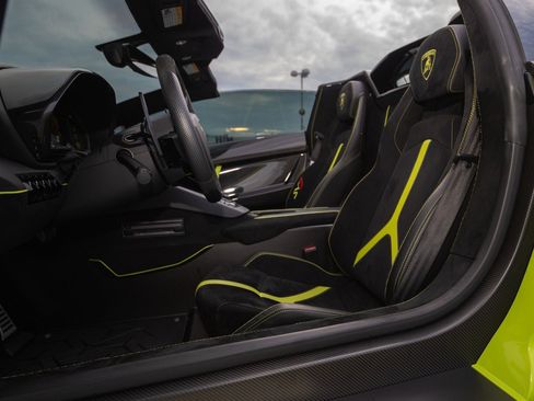 Used 2021 Lamborghini Aventador SVJ AWD/4WD image 10