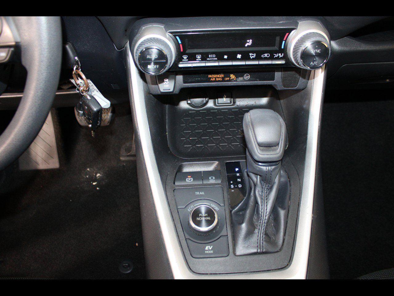 Used 2020 Toyota RAV4 LE w/ Carpet Mat Package AWD/4WD image 25