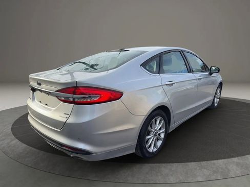 Used 2017 Ford Fusion SE w/ Fusion SE Technology Package image 5